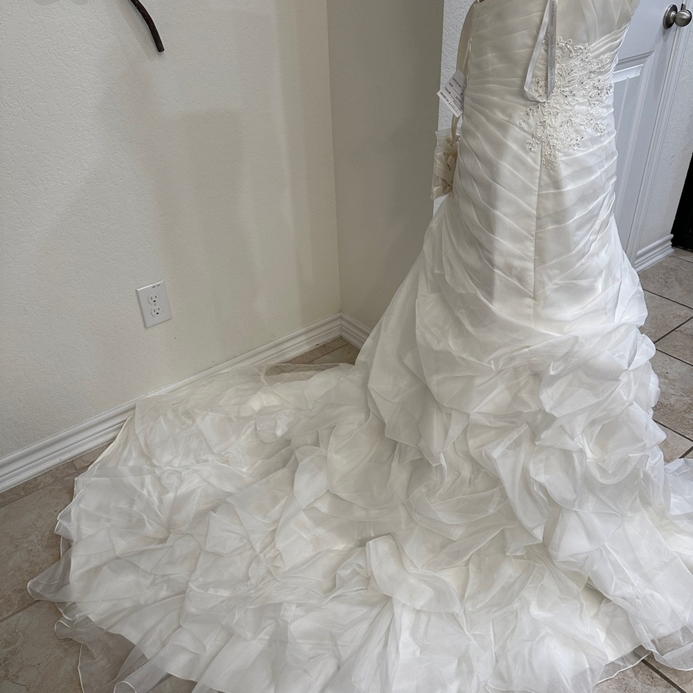 ✨ David’s Bridal Strapless Wedding Gown – NWT | Size 8 | MSRP $699 - Picture 8 of 13